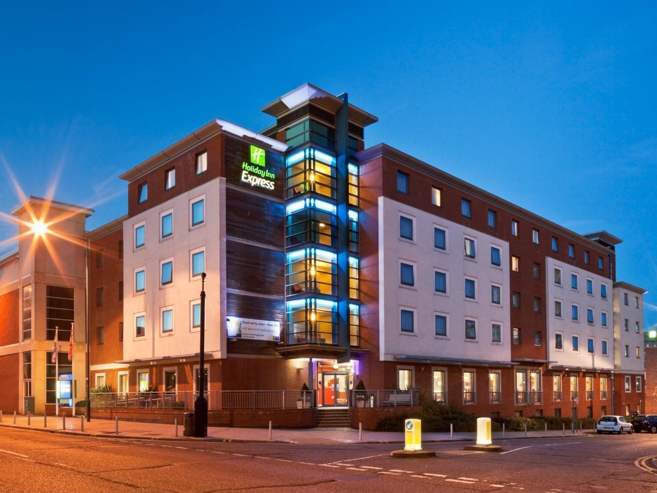 Holiday Inn Express Stevenage By Ihg Exterior foto