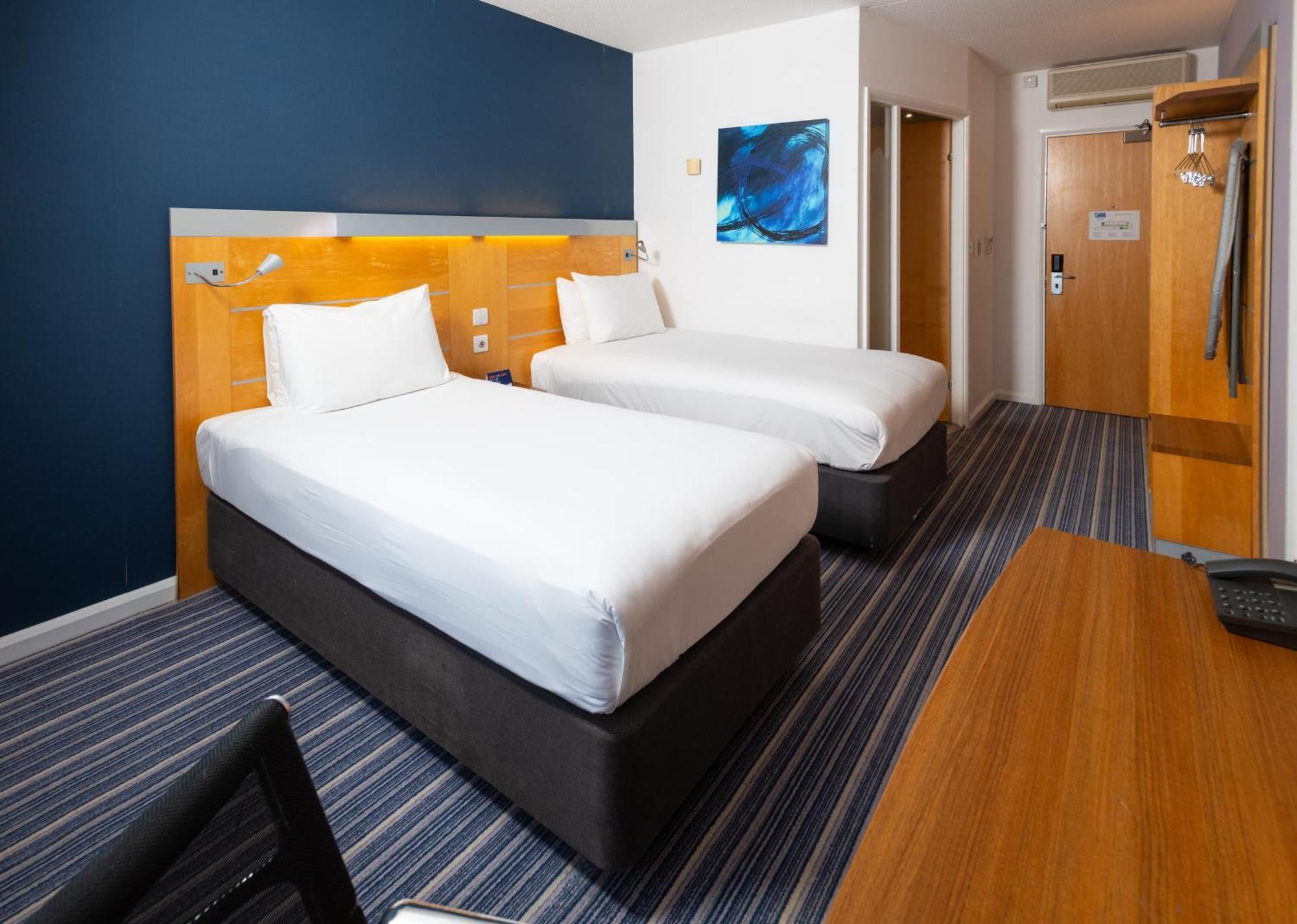 Holiday Inn Express Stevenage By Ihg Exterior foto