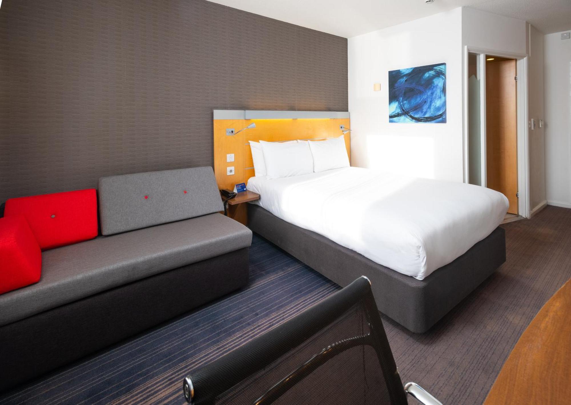 Holiday Inn Express Stevenage By Ihg Exterior foto