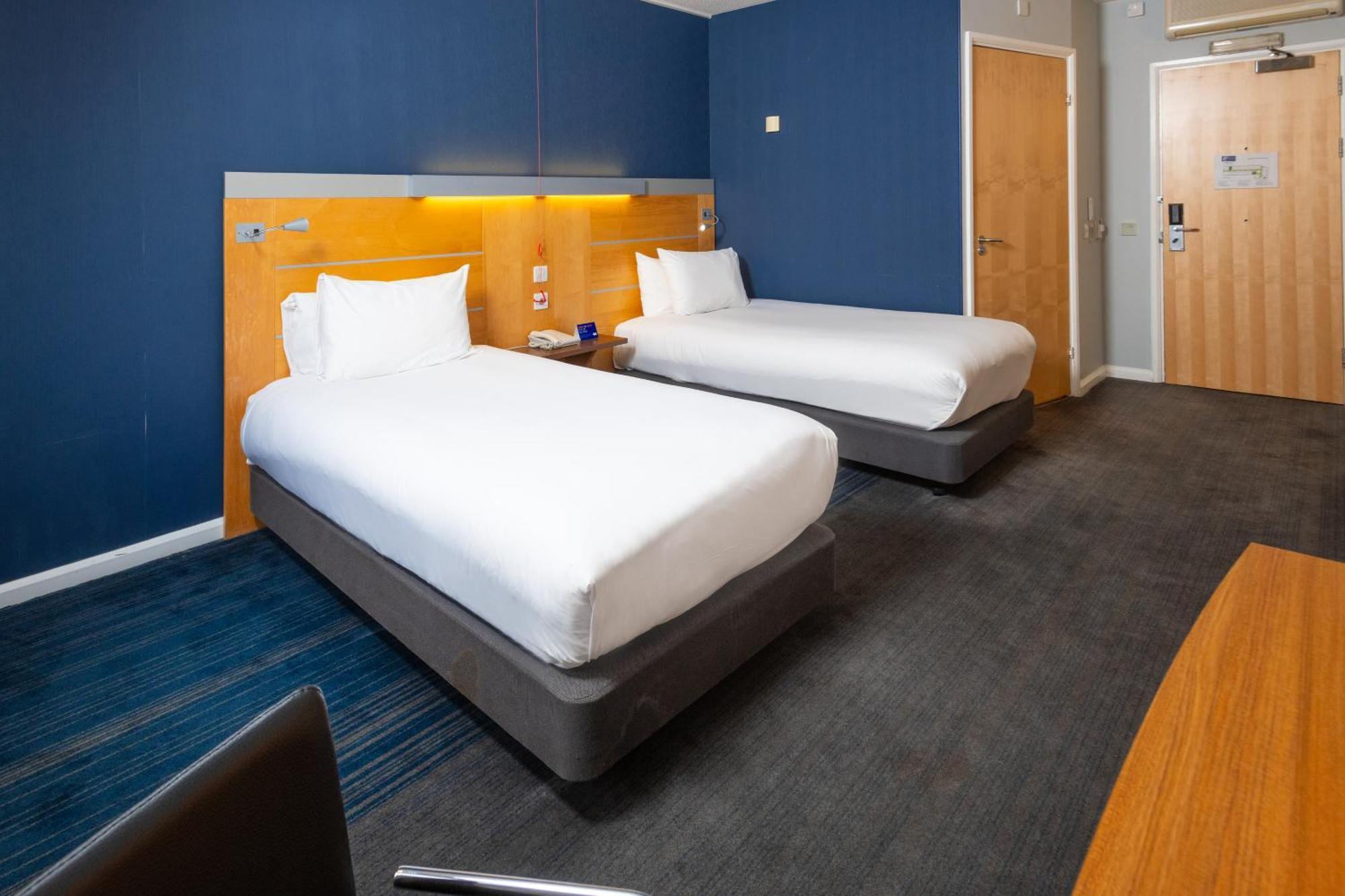 Holiday Inn Express Stevenage By Ihg Exterior foto