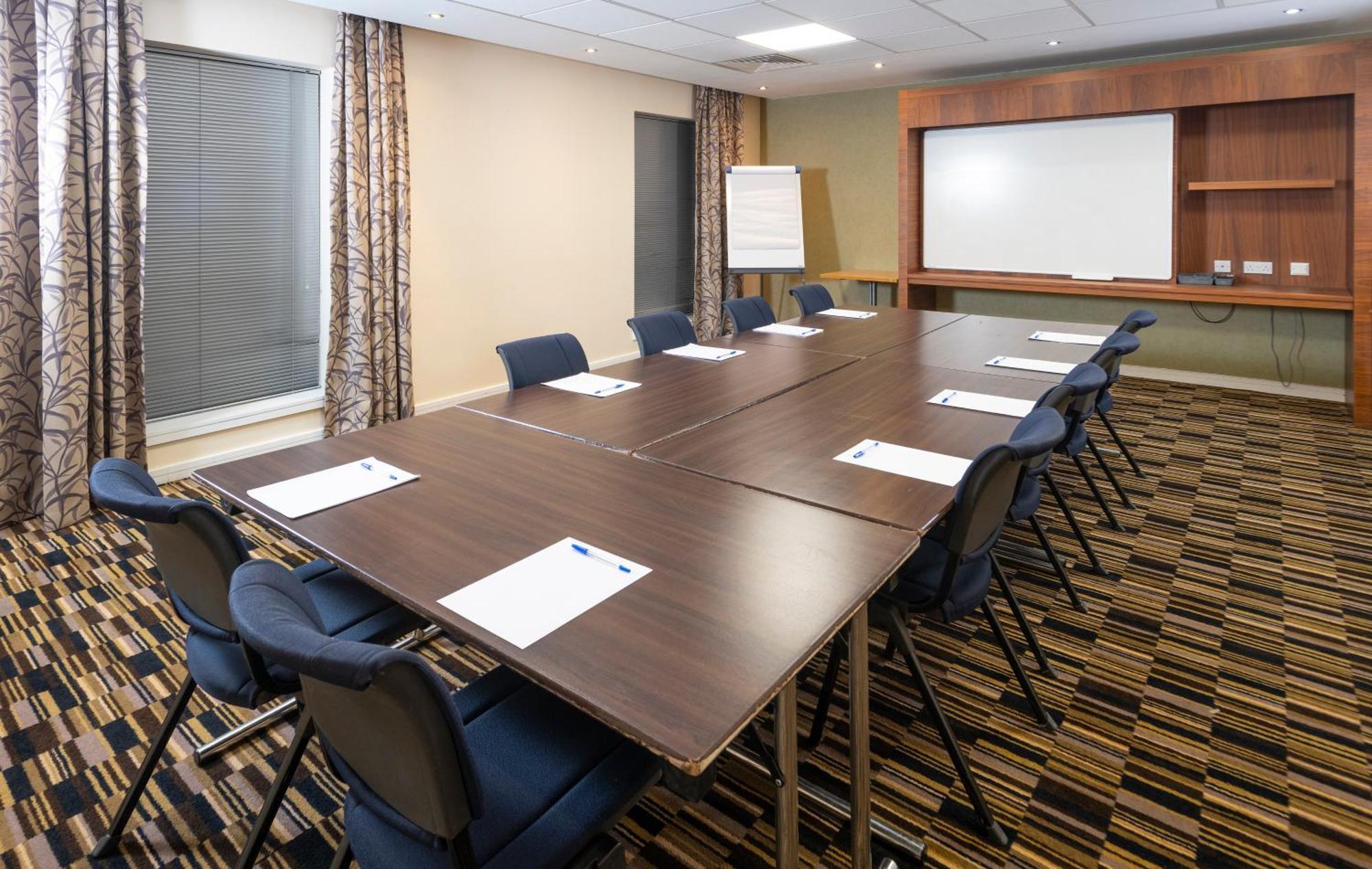 Holiday Inn Express Stevenage By Ihg Exterior foto