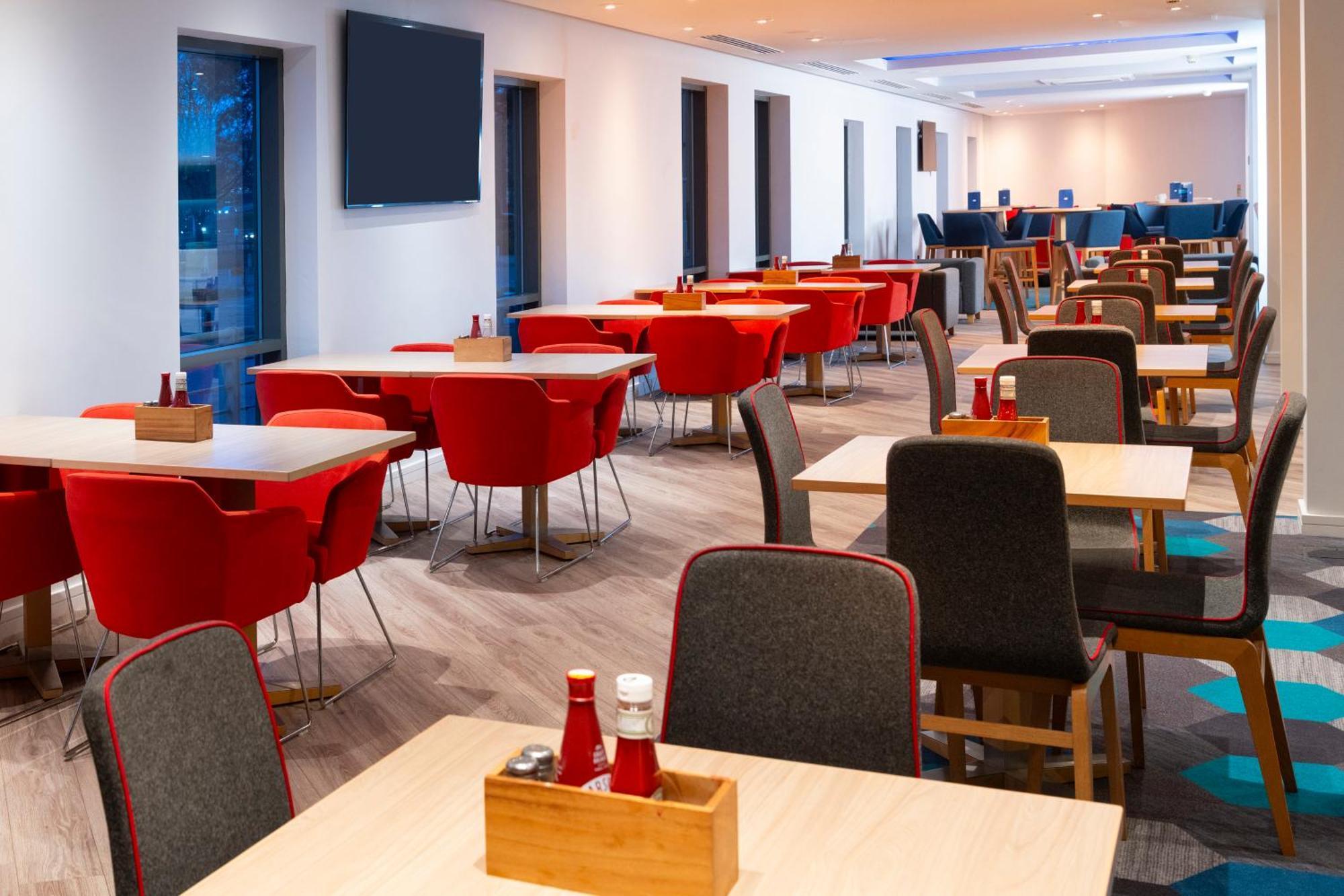 Holiday Inn Express Stevenage By Ihg Exterior foto