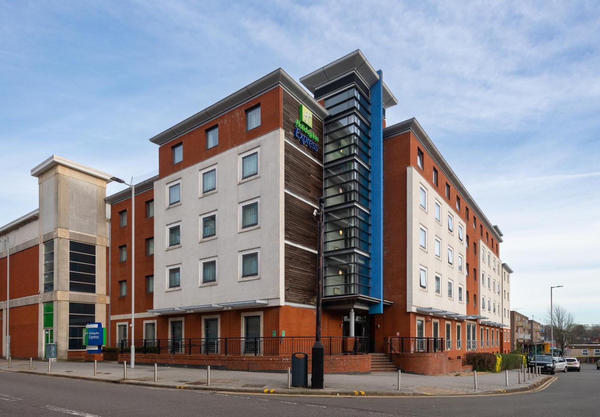 Holiday Inn Express Stevenage By Ihg Exterior foto