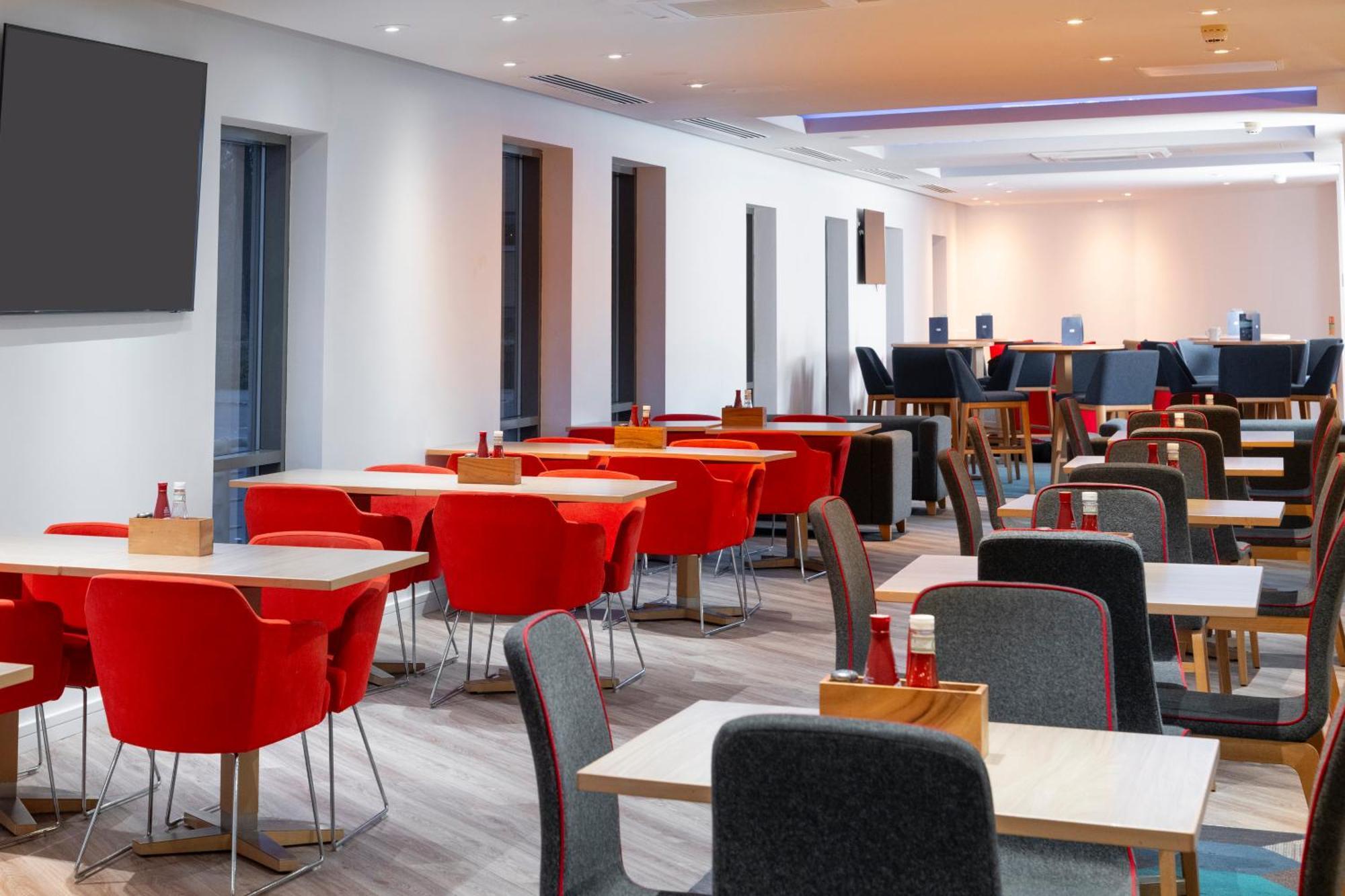Holiday Inn Express Stevenage By Ihg Exterior foto