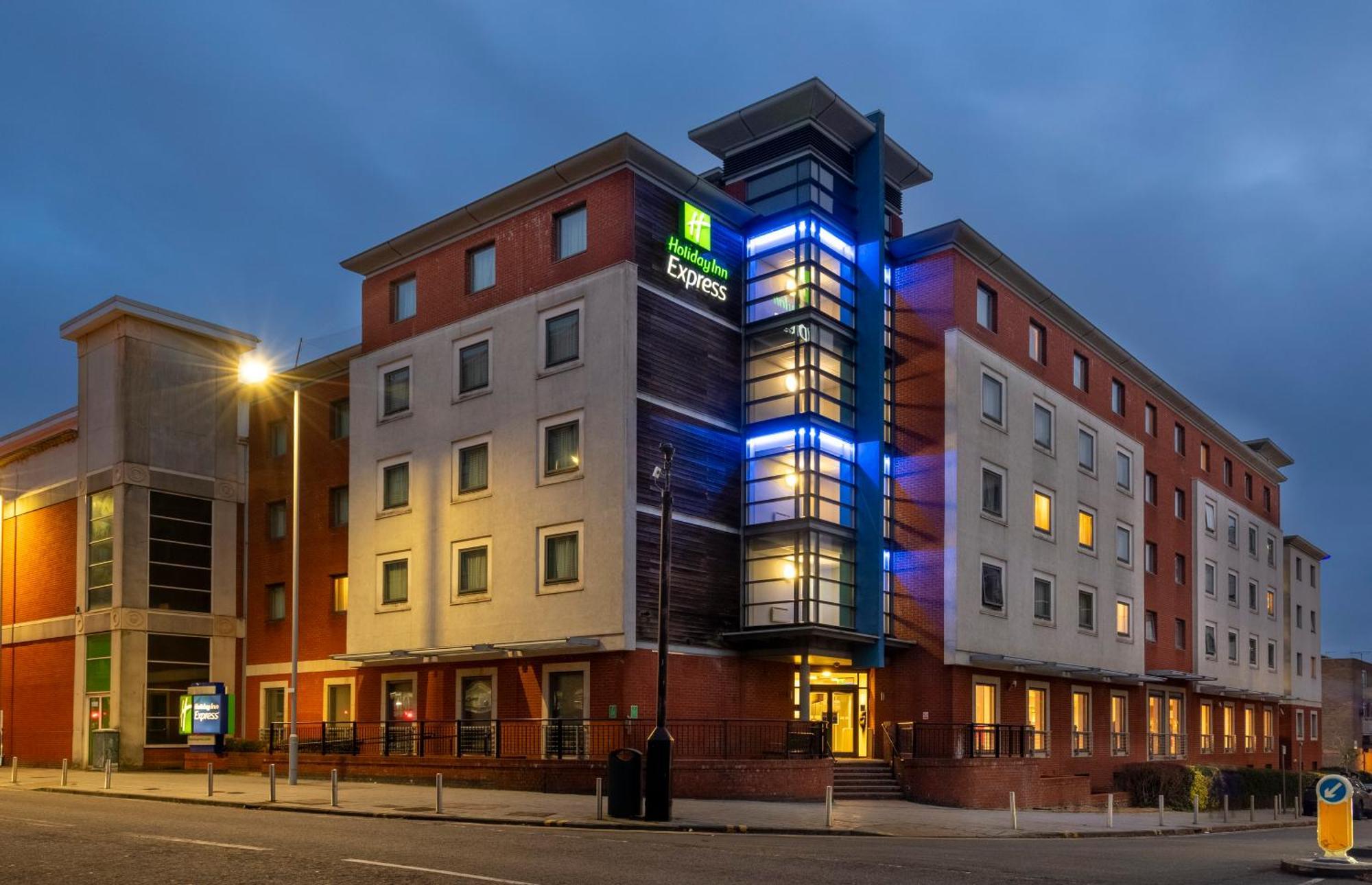 Holiday Inn Express Stevenage By Ihg Exterior foto