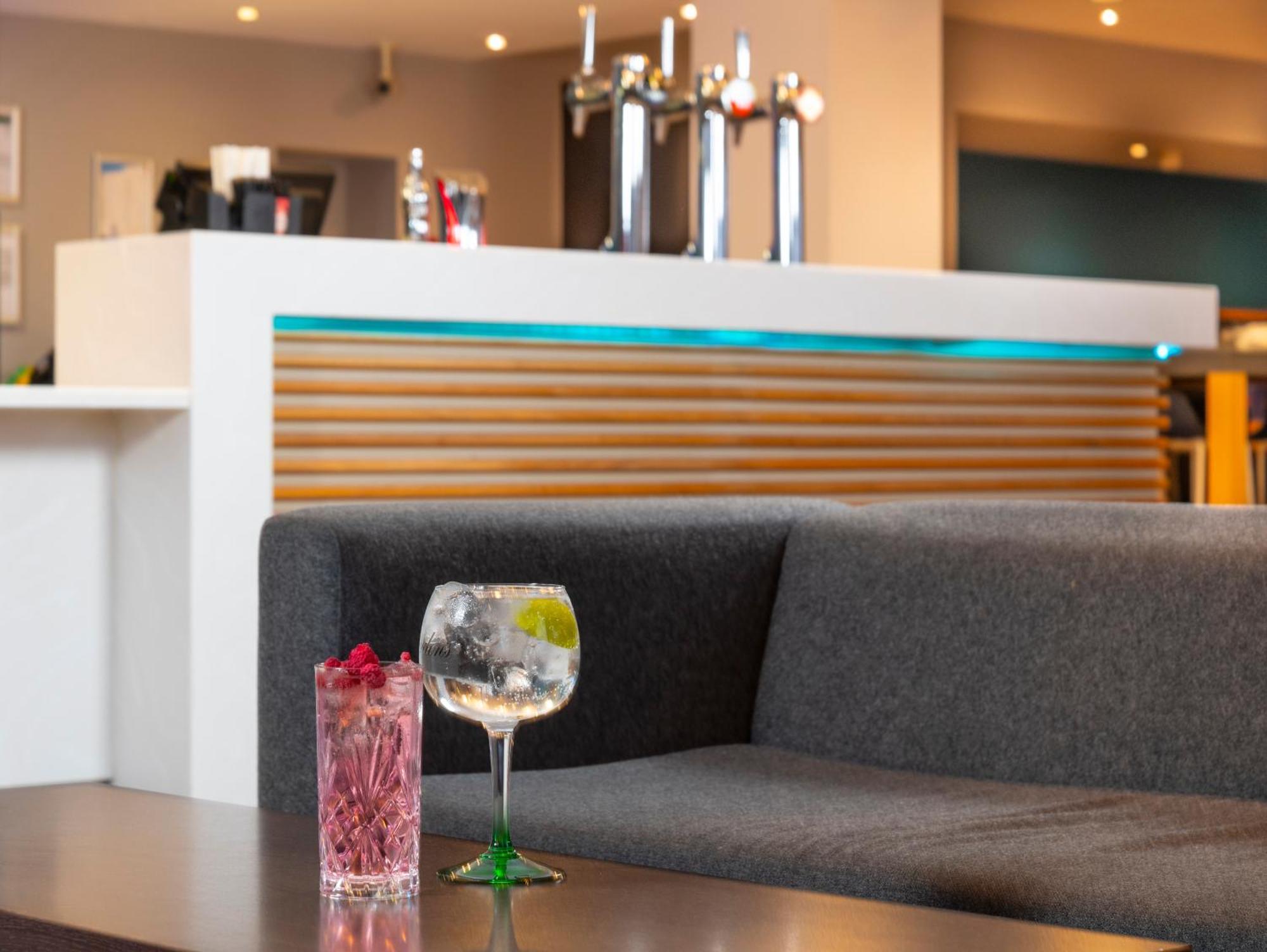 Holiday Inn Express Stevenage By Ihg Exterior foto