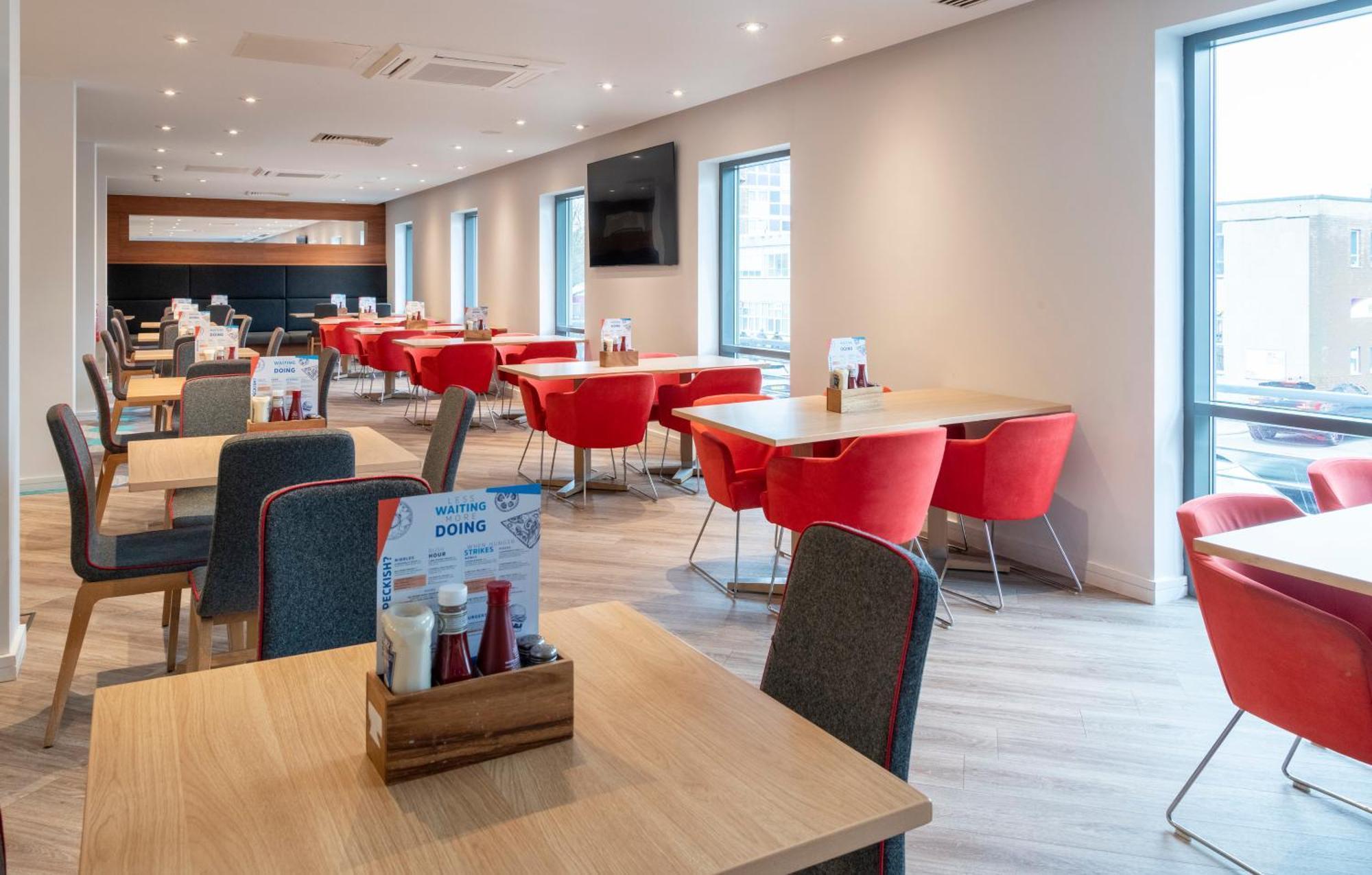 Holiday Inn Express Stevenage By Ihg Exterior foto