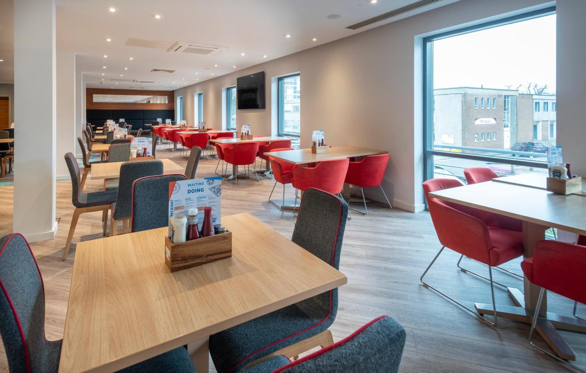 Holiday Inn Express Stevenage By Ihg Exterior foto