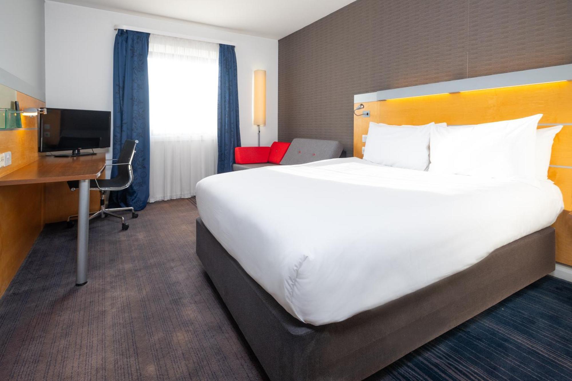 Holiday Inn Express Stevenage By Ihg Exterior foto
