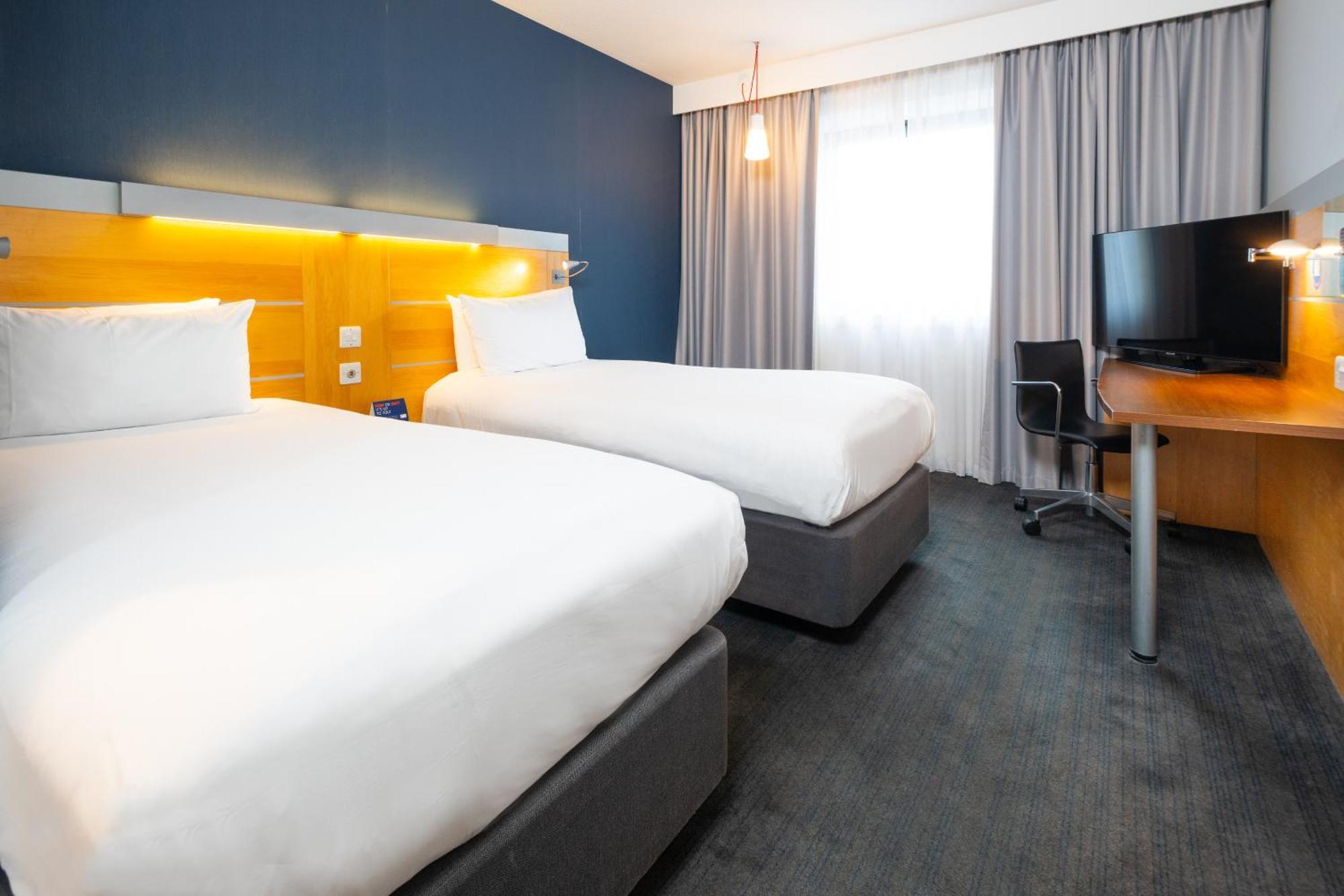 Holiday Inn Express Stevenage By Ihg Exterior foto