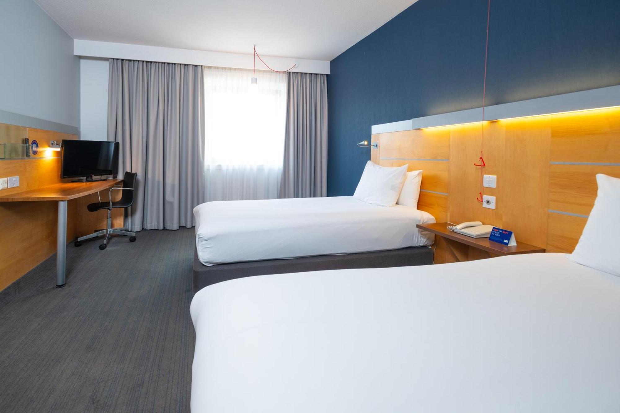 Holiday Inn Express Stevenage By Ihg Exterior foto