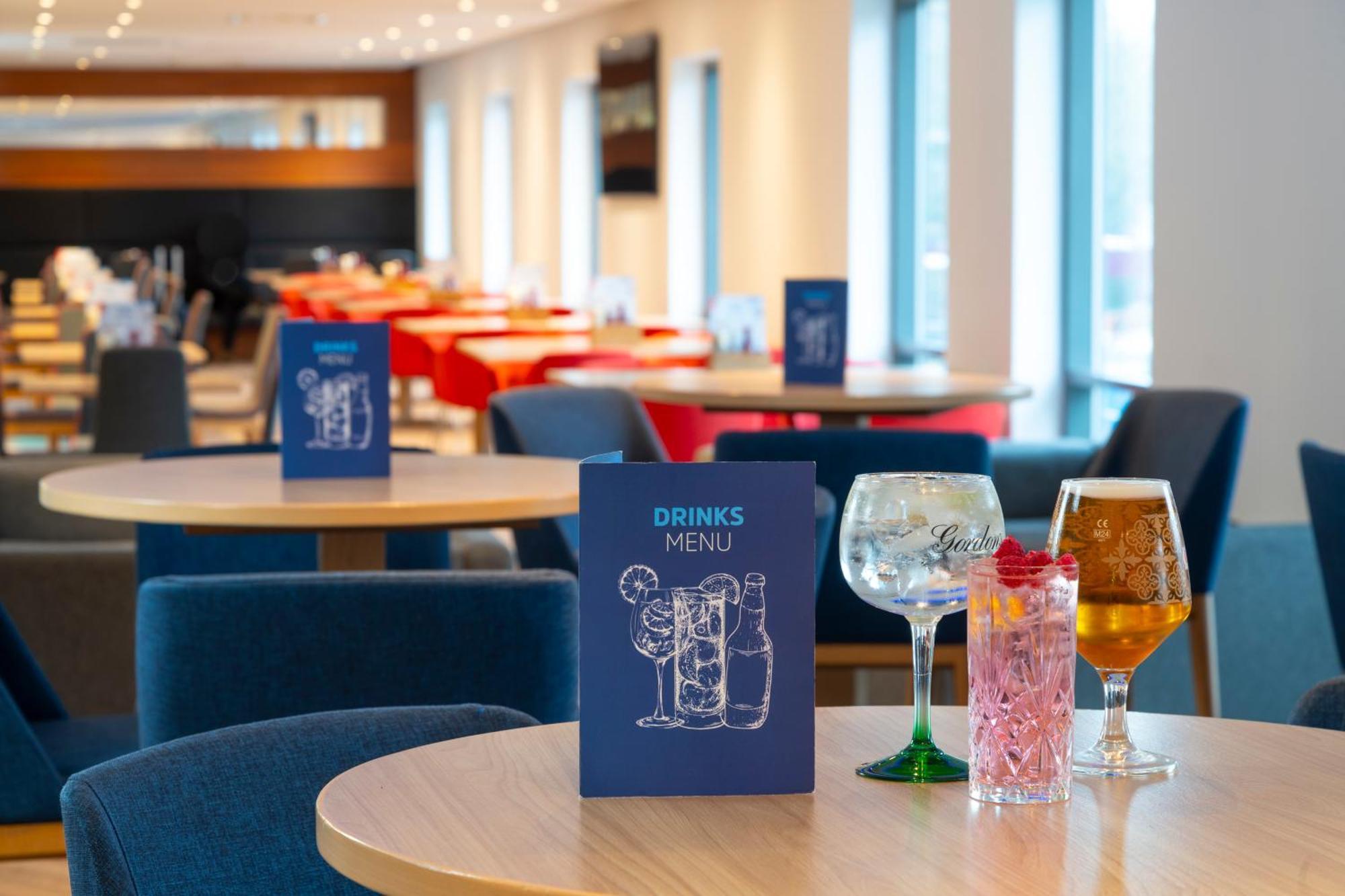 Holiday Inn Express Stevenage By Ihg Exterior foto