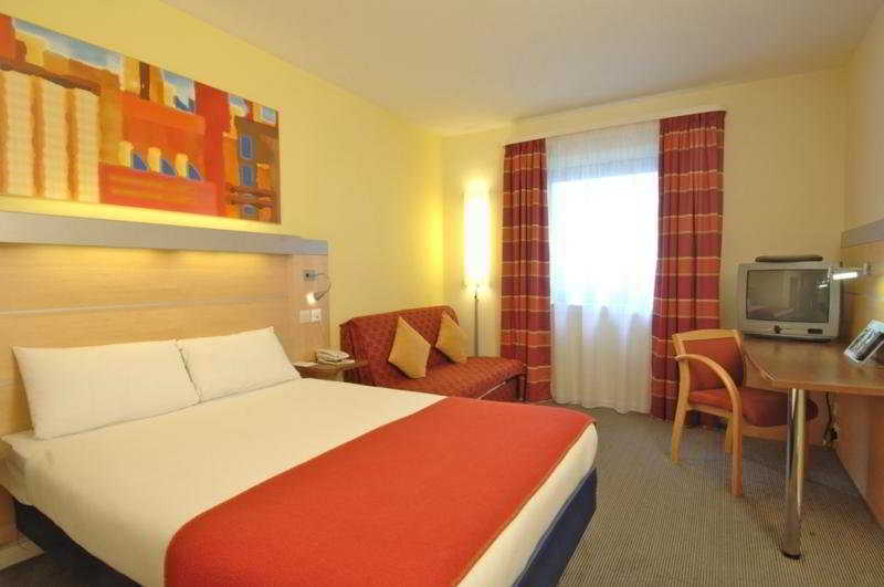 Holiday Inn Express Stevenage By Ihg Exterior foto