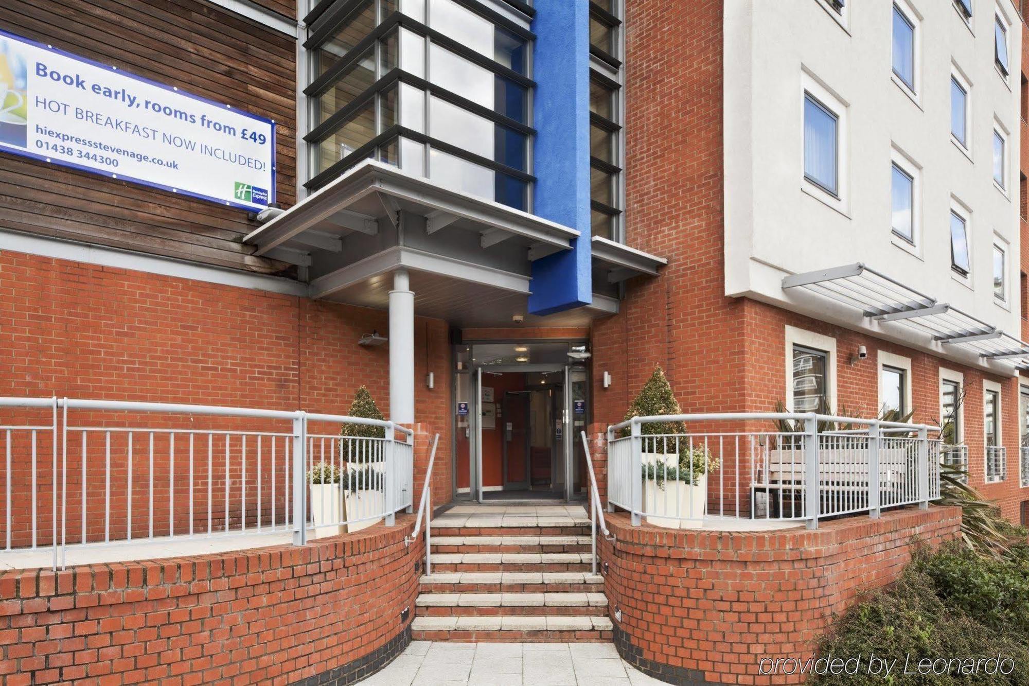 Holiday Inn Express Stevenage By Ihg Exterior foto